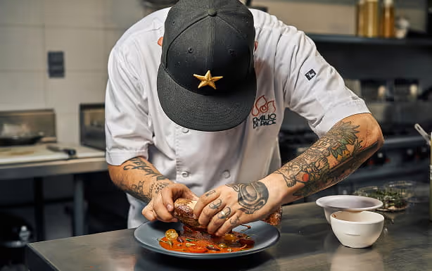 Chef cuisinant de face dans un restaurant